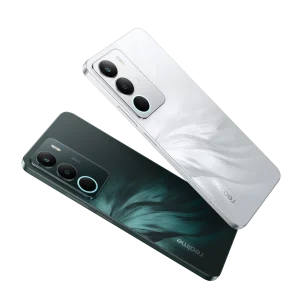 realme C71 w kolorach Forest Owl i White Swan – widok z przodu i tyłu