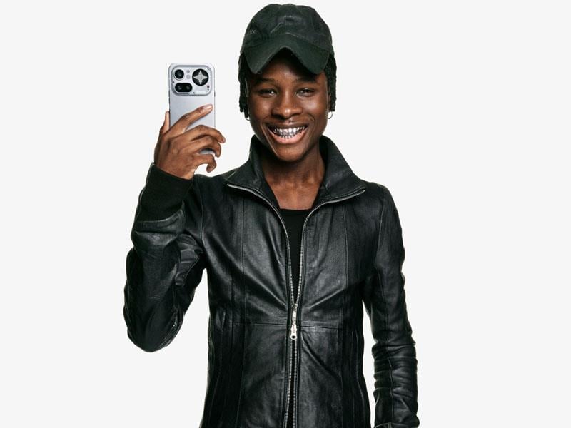 Nothing Phone (4a) Pro Silver – detal modułu aparatu