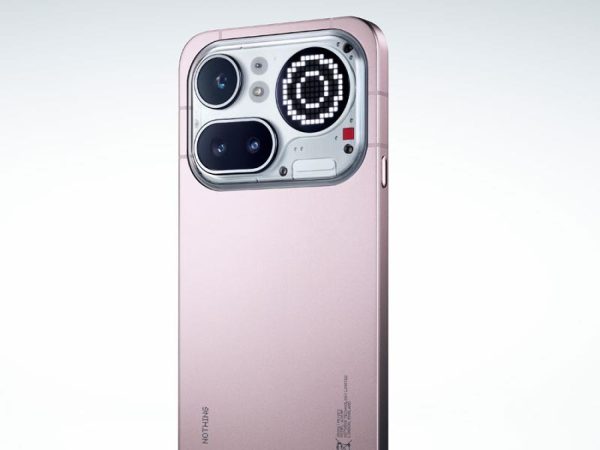 Nothing Phone (4a) Pro w kolorze różowym – zbliżenie aparatu