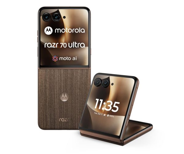Motorola razr 70 Ultra w kolorze Cocoa – złożony i rozłożony telefon z widokiem tylnego panelu