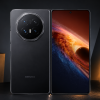 HONOR Magic V6 w rozłożonej pozycji na ciemnym tle z kontrastowym bursztynowym światłem