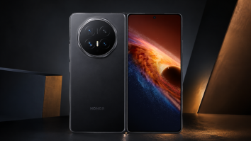 HONOR Magic V6 w rozłożonej pozycji na ciemnym tle z kontrastowym bursztynowym światłem