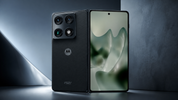 Motorola Razr Fold w kolorze Blackened Blue, otwarta z widocznym aparatem i ekranem — okładka recenzji Subverse